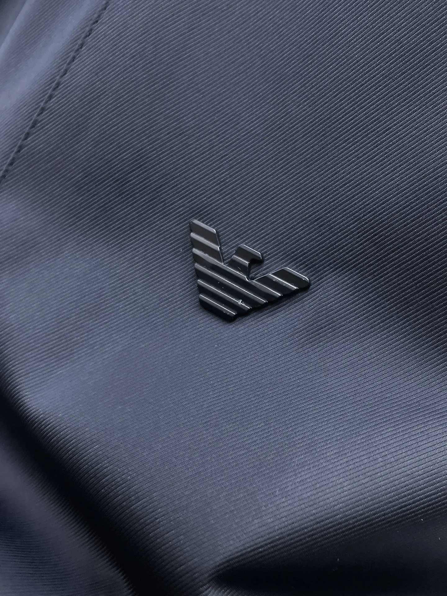 Armani official website Same Style, complete with three labels, on sale in advance! 2026 Autumn and Winter New Arrival men's jacket, Original three-label premium version! The custom-made fabric Breathable in the counter has high comfort, impeccable details, and brand element design concept, reflecting high quality. It feels delicate and soft! It presents a casual cut and the upper body shape is great! Sizes: M～3XL